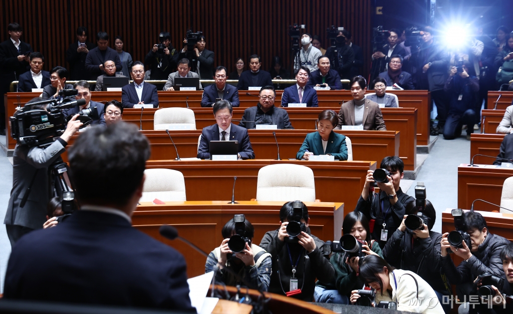 (서울=뉴스1) 김민지 기자 = 16일 오후 서울 여의도 국회에서 열린 국민의힘 의원총회에 의원들이 권성동 원내대표의 발언을 듣고 있다. 2024.12.16/뉴스1  Copyright © 뉴스1. All rights reserved. 무단 전재 및 재배포,  AI학습 이용 금지. /사진=(서울=뉴스1) 김민지 기자