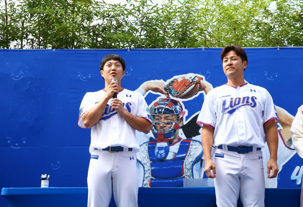 삼성 라이온즈 류지혁(왼쪽)과 강민호. /사진=삼성 라이온즈 제공