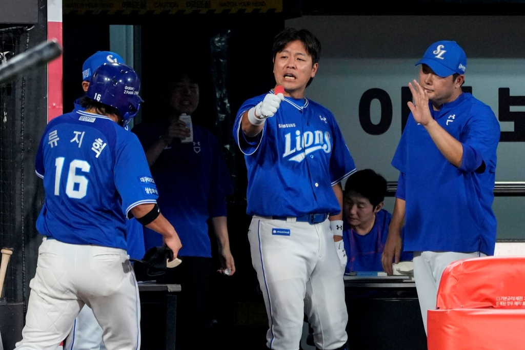 삼성 라이온즈 류지혁(왼쪽)과 강민호.(가운데) /사진=삼성 라이온즈 제공
