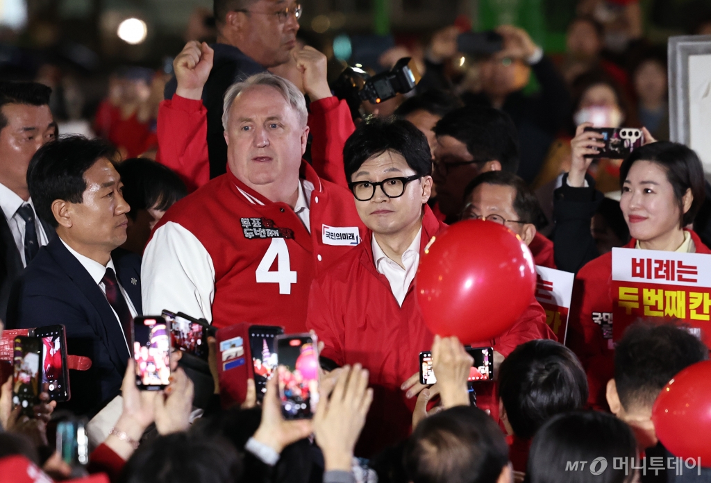 (서울=뉴스1) 구윤성 기자 = 제22대 총선을 하루 앞둔 9일 한동훈 국민의힘 비상대책위원장 겸 총괄 선거대책위원장과 인요한 국민의미래 선거대책위원장이 서울 청계광장에서 열린 마지막 유세에 참석하고 있다. 2024.4.9/뉴스1  Copyright © 뉴스1. All rights reserved. 무단 전재 및 재배포,  AI학습 이용 금지. /사진=(서울=뉴스1) 구윤성 기자