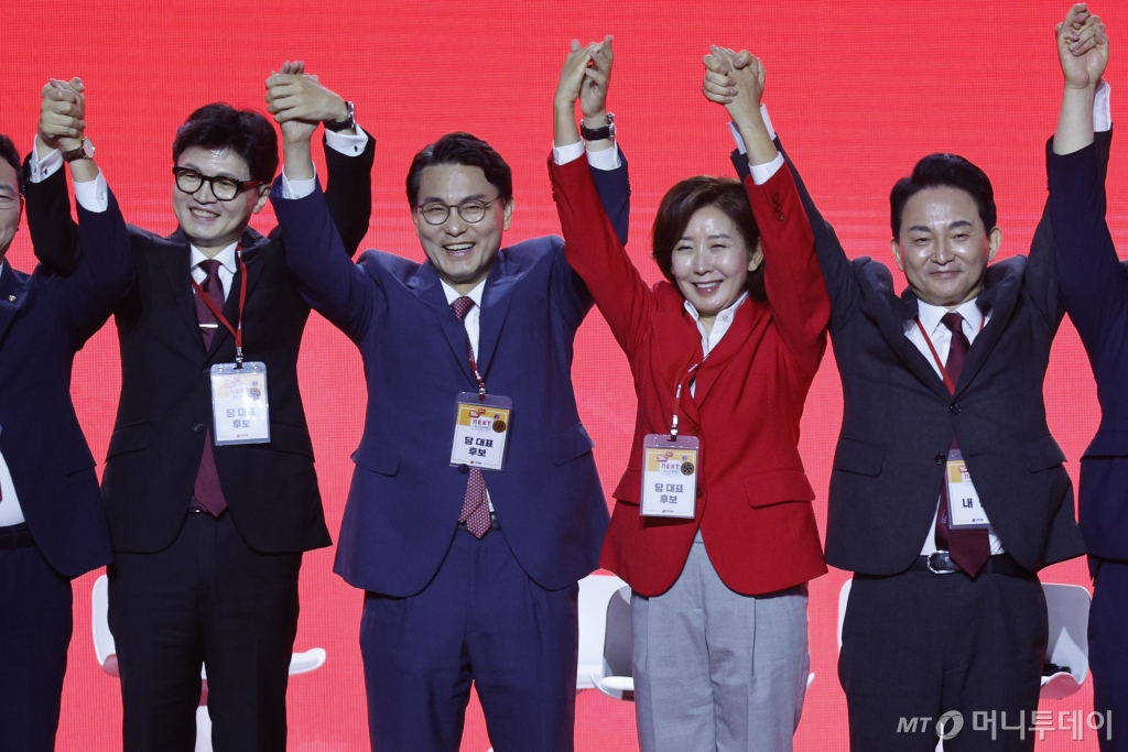 (서울=뉴스1) 안은나 기자 = 한동훈(왼쪽부터), 윤상현, 나경원, 원희룡 국민의힘 당대표 후보가 23일 오후 경기 고양시 일산서구 킨텍스에서 열린 국민의힘 제4차 전당대회에서 'AI 힘이와 함께하는 NEXT 혁신토크' 마치고 기념촬영을 하고 있다. 2024.7.23/뉴스1  Copyright © 뉴스1. All rights reserved. 무단 전재 및 재배포,  AI학습 이용 금지. /사진=(서울=뉴스1) 안은나 기자