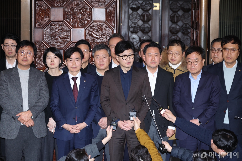 [서울=뉴시스] 조성봉 기자 = 한동훈 국민의힘 대표가 4일 서울 여의도 국회 본회의장 입구에서 윤석열 대통령의 계엄해제와 관련해 입장 발표를 하고 있다.  2024.12.04. suncho21@newsis.com /사진=조성봉