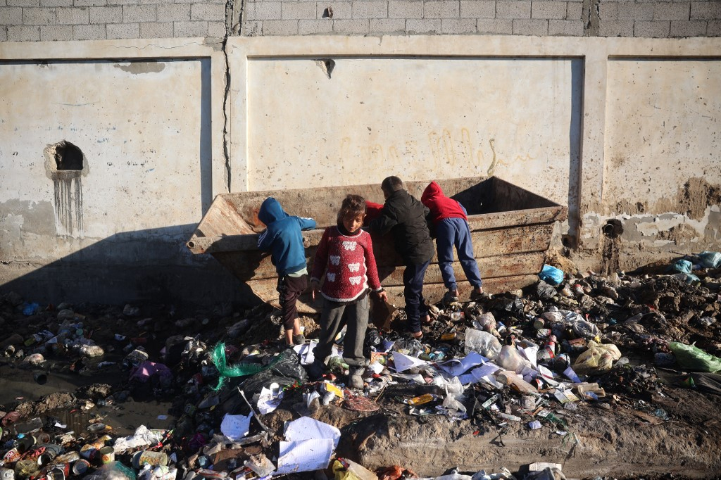 15일(현지시간) 가자지구 중부의 한 지역에서 난민이 된 팔레스타인 아이들이 쓰레기통을 뒤지고 있다./AFPBBNews=뉴스1