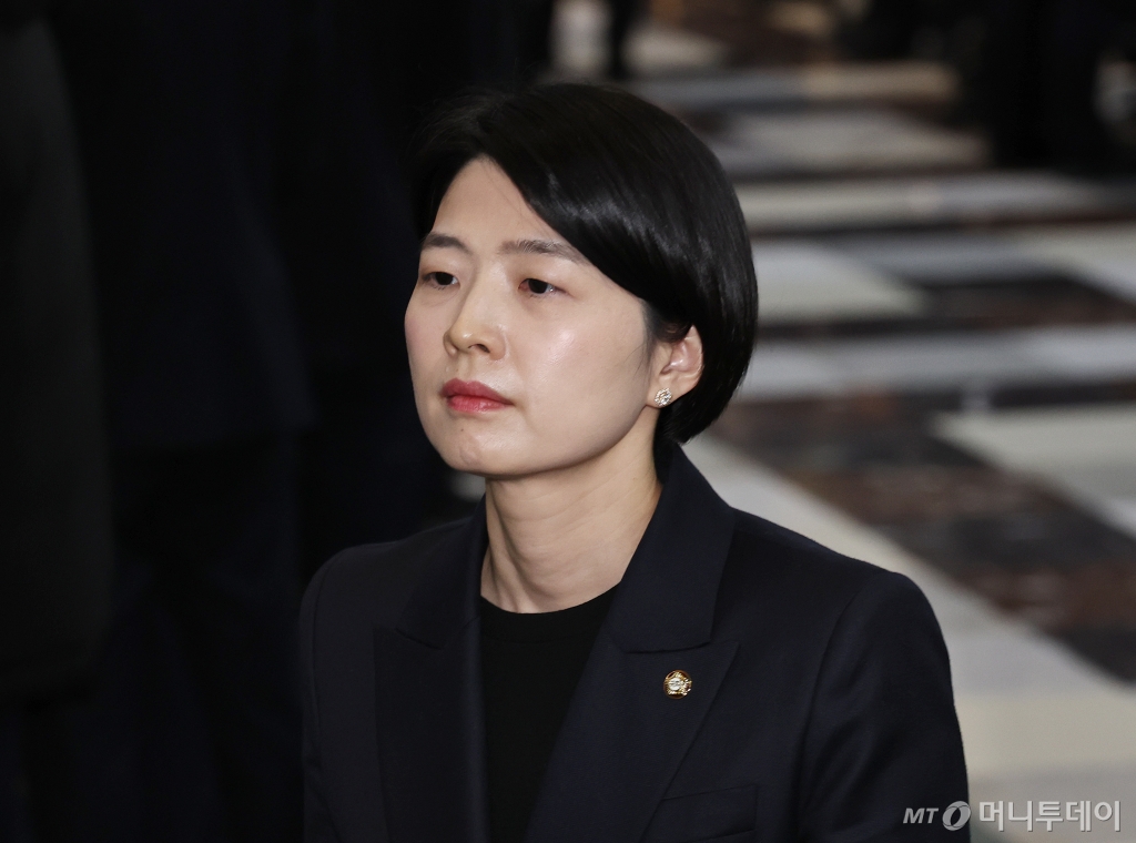 한지아 국민의힘 의원이 14일 오후 서울 여의도 국회에서 윤석열 대통령에 대한 탄핵소추안이 가결된 뒤 본회의장을 나서고 있다. 윤 대통령 탄핵안은 재적의원 300명이 모두 투표에 참여해 찬성 204표, 반대 85표, 기권 3표, 무효 8표로 가결됐다. 2024.12.14/사진=뉴스1 /사진=(서울=뉴스1) 구윤성 기자