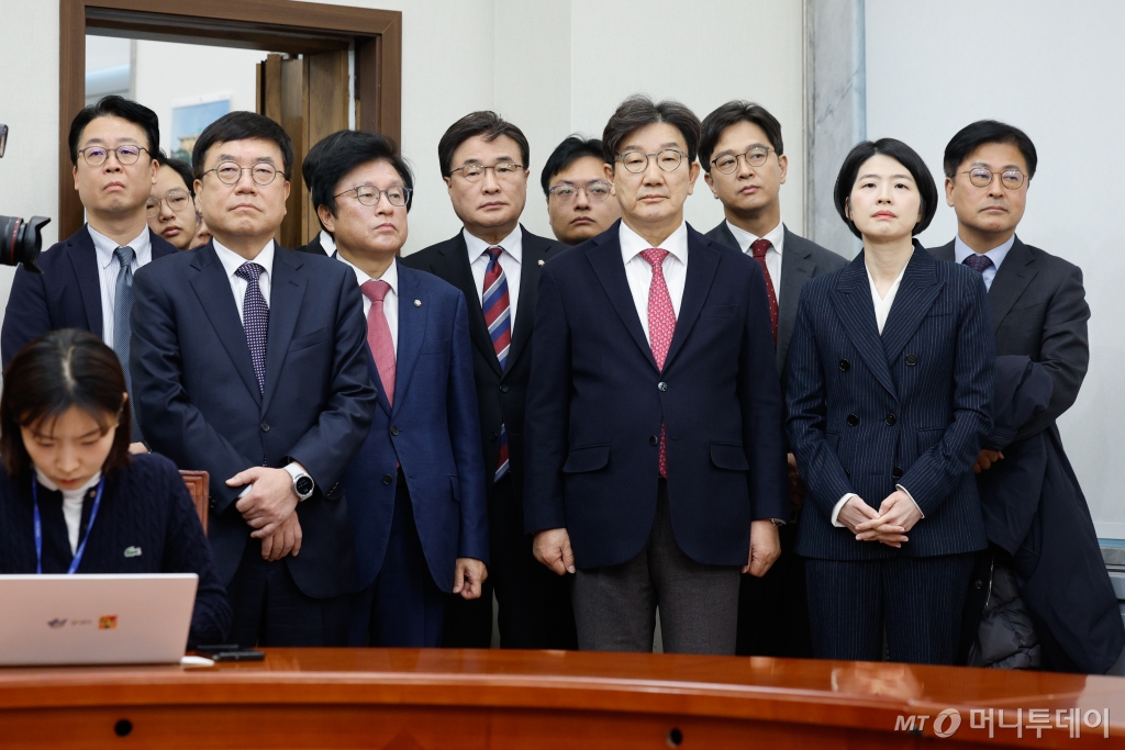 권성동 국민의힘 원내대표, 서범수 사무총장, 한지아 의원 등이 16일 오전 서울 여의도 국회에서 한동훈 대표 당대표직 사퇴 발표 기자회견을 보고 있다. 2024.12.16/사진=뉴스1 /사진=(서울=뉴스1) 안은나 기자