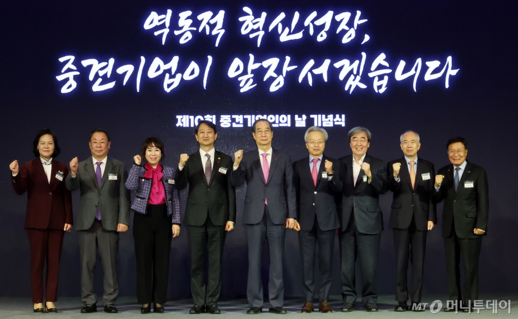 [서울=뉴시스] 조수정 기자 = 한덕수(가운데) 대통령 권한대행 국무총리와 최진식 한국중견기업연합회장이 16일 서울 더 플라자 호텔에서 열린 중견기업인의 날 행사에서 중견기업 역동적 혁신성장 선언 세리머니를 한 뒤 기념촬영을 하고 있다. (대통령실통신사진기자단) 2024.12.16. chocrystal@newsis.com /사진=조수정