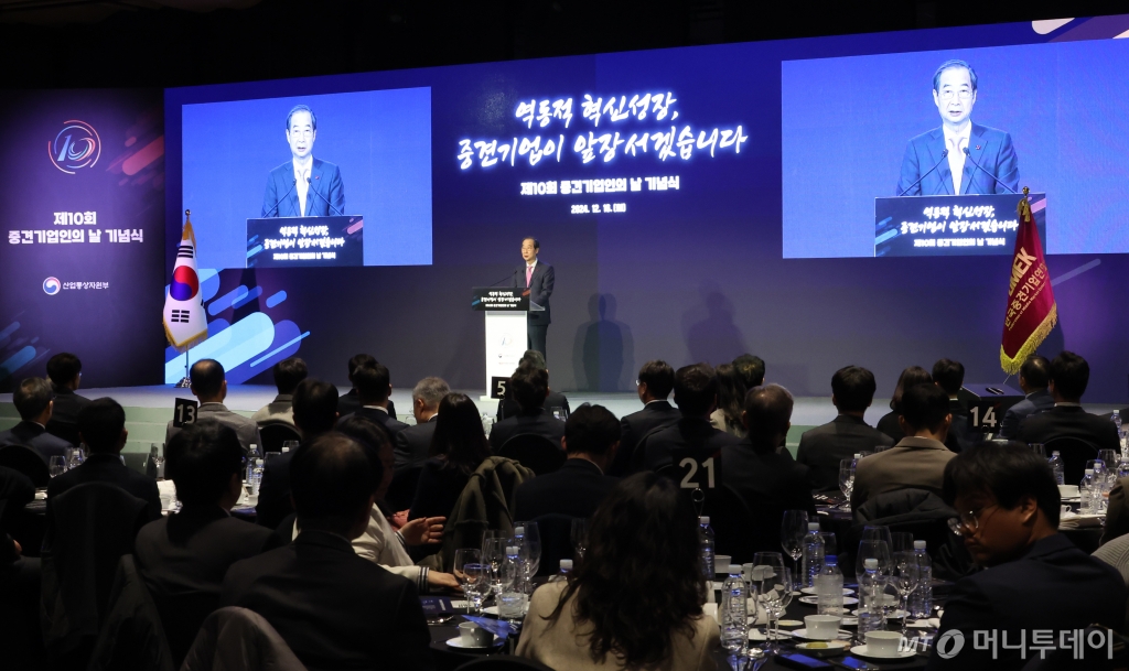 [서울=뉴시스] 조수정 기자 = 한덕수 대통령 권한대행 국무총리가 16일 서울 더 플라자 호텔에서 열린 중견기업인의 날 행사에서 축사하고 있다. (대통령실통신사진기자단) 2024.12.16. chocrystal@newsis.com /사진=조수정