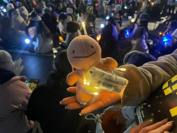 16일 오후 6시쯤 집회 참가자가 집에서 가져온 포켓몬 조명 인형. /사진=이현수 기자