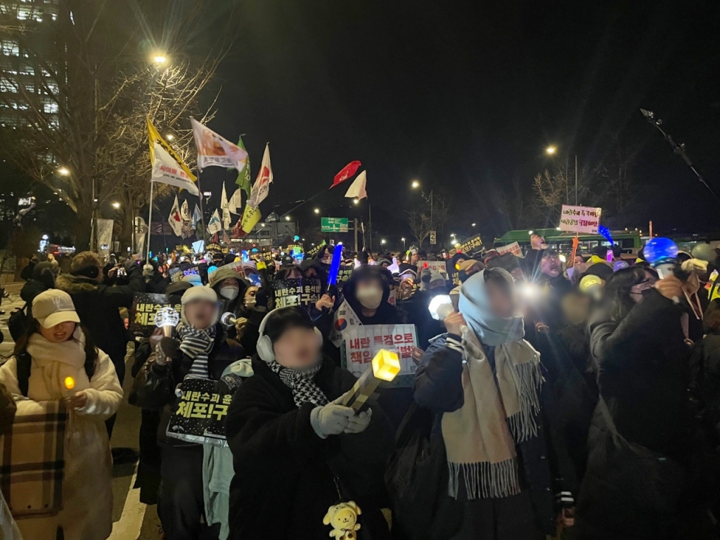 16일 오후 6시쯤 시민들은 두꺼운 외투에 목도리, 털장갑 등을 두르고 도심을 행진하는 모습. /사진=이현수 기자