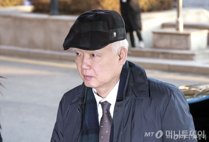 [서울=뉴시스] 정병혁 기자 = 정형식 헌법재판관이 16일 서울 종로구 헌법재판소로 출근하고 있다. 2024.12.16./사진=뉴시스