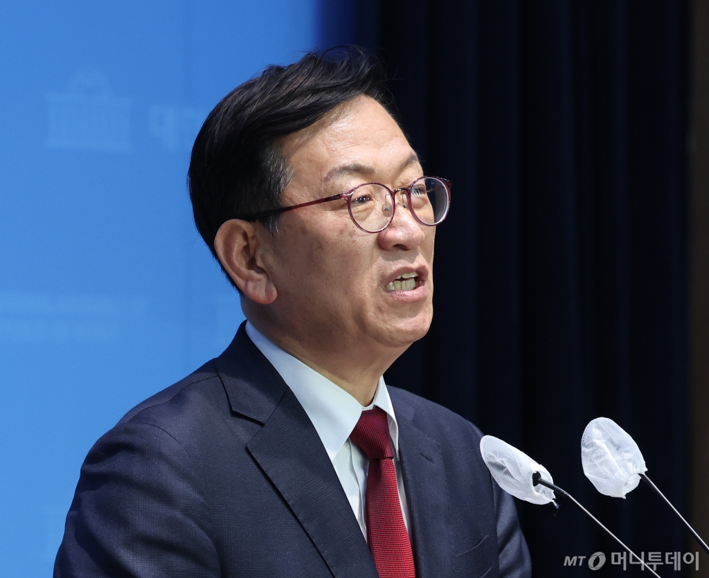 (서울=뉴스1) 송원영 기자 = 석동현 전 민주평화통일자문회 사무처장이 18일 서울 여의도 국회 소통관에서 국민의힘 송파갑 출마선언 기자회견을 하고 있다. 2024.1.18/뉴스1  Copyright © 뉴스1. All rights reserved. 무단 전재 및 재배포,  AI학습 이용 금지. /사진=(서울=뉴스1) 송원영 기자