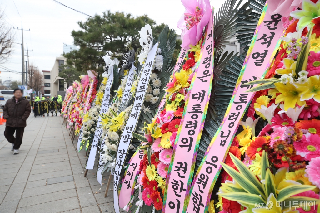 (서울=뉴스1) 이승배 기자 = 17일 서울 종로구 헌법재판소 앞에 윤석열 대통령 탄핵 찬반 화환이 놓여져 있다.  한편 헌법재판소는 이날 윤석열 대통령에게 오는 23일까지 탄핵심판 답변서를 제출해 달라고 요청했다. 헌재법에 따르면 피청구인은 답변서 요청을 송달받은 날부터 7일 이내에 제출할 수 있다. 답변서에는 심판청구의 취지와 이유에 대응하는 내용을 적는다. 2024.12.17/뉴스1  Copyright © 뉴스1. All rights reserved. 무단 전재 및 재배포,  AI학습 이용 금지. /사진=(서울=뉴스1) 이승배 기자