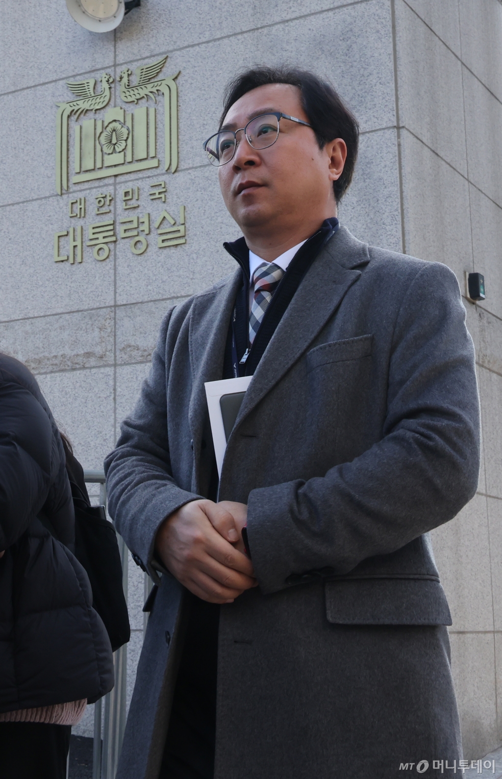 [서울=뉴시스] 최진석 기자 = 경찰 국가수사본부·고위공직자범죄수사처(공수처)·국방부 조사본부로 구성된 공조수사본부(공조본) 관계자가 16일 서울 용산 대통령실을 방문해 윤석열 대통령 출석요구서를 전달하지 못한 채 발길을 돌리고 있다. (대통령실통신사진기자단) 2024.12.16. myjs@newsis.com /사진=최진석