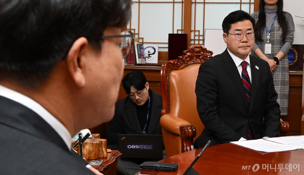 (서울=뉴스1) 이광호 기자 = 박찬대 더불어민주당 원내대표가 17일 서울 여의도 국회 의장실에서 열린 국회의장 주재 양당 원내대표 회동에 참석해 권성동 국민의힘 대표 권한대행 겸 원내대표의 발언을 듣고 있다.(공동취재)2024.12.17/뉴스1  Copyright © 뉴스1. All rights reserved. 무단 전재 및 재배포,  AI학습 이용 금지. /사진=(서울=뉴스1) 이광호 기자