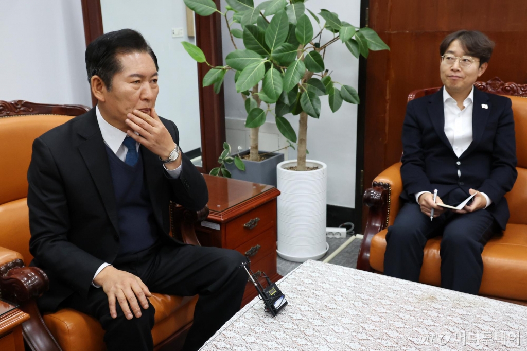 [서울=뉴시스] 조성우 기자 = 17일 오후 서울 여의도 국회 법제사법위원회 위원장실에서 윤석열 대통령 탄핵소추위원단 1차 회의가 정청래(왼쪽) 탄핵소추단장 주재로 열리고 있다.  탄핵소추위원으로는 박범계·이춘석·이성윤·박균택·김기표·박선원·이용우 의원 등 민주당 의원 9명, 박은정 조국혁신당 의원, 천하람 개혁신당 의원으로 총 11명이 활동한다.2024.12.17. xconfind@newsis.com /사진=조성우