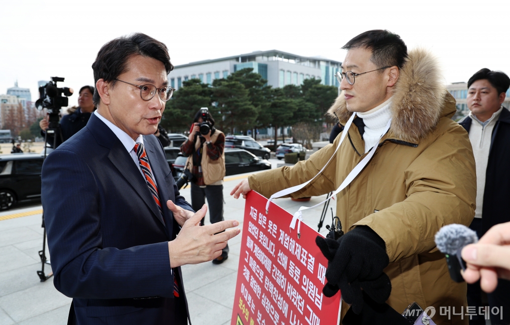  윤상현 국민의힘 의원(왼쪽)이 13일 오후 서울 여의도 국회 본청 앞에서 '윤석열 대통령 탄핵 표결 찬성' 1인 시위 중인 김상욱 의원과 대화하고 있다. 2024.12.13/뉴스1  Copyright © 뉴스1. All rights reserved. 무단 전재 및 재배포,  AI학습 이용 금지. 