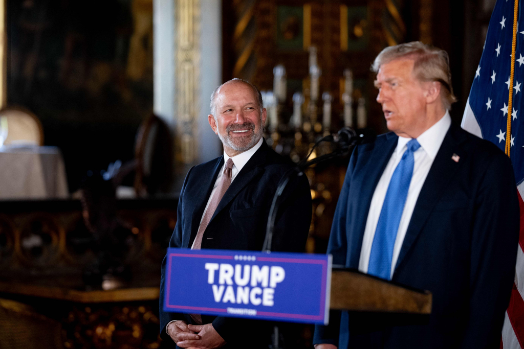 도널드 트럼프 미국 대통령 당선인이 16일(현지시간) 플로리다주 팜비치에 있는 마러라고 리조트에서 상무장관으로 지명된 하워드 러트닉 캔터피츠제럴드 CEO와 기자회견을 하고 있다. 2024.12.17  /AFPBBNews=뉴스1