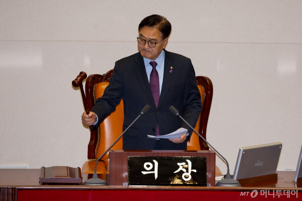 우원식 국회의장이 5일 서울 여의도 국회에서 열린 본회의에서 최재해 감사원장과 이창수 서울중앙지검장, 조상원 4차장검사, 최재훈 반부패수사2부장 탄핵 소추안 통과를 알리고 있다. 2024.12.5/사진=뉴스1 /사진=(서울=뉴스1) 안은나 기자