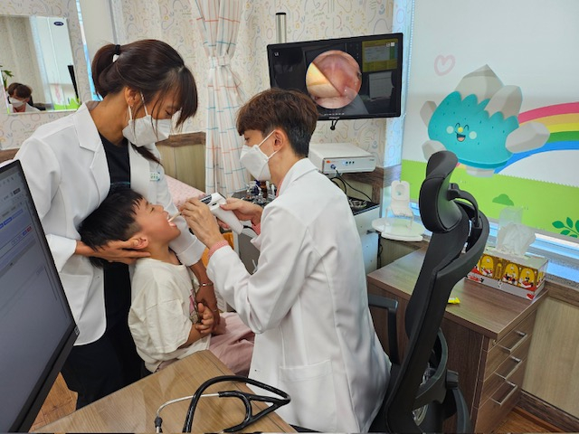 전남 영암에 위치한 삼호보건지소에서 아이가 진료를 받고 있다./사진제공=영암군청