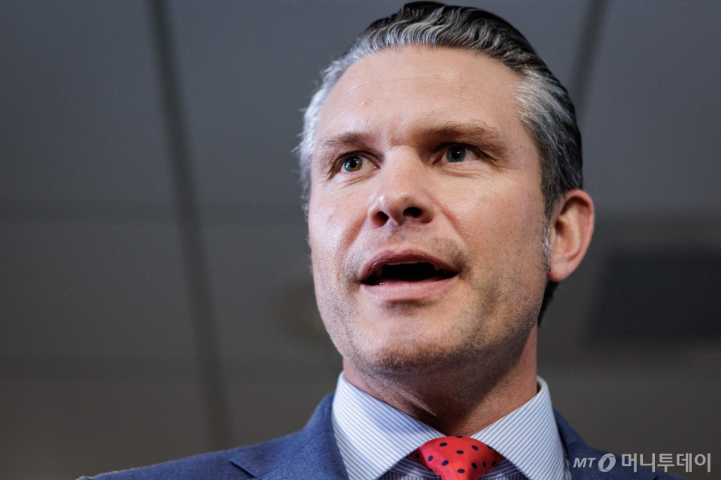 (워싱턴 AFP=뉴스1) 우동명 기자 = 피트 헤그세스 미국 국방장관 지명자가 5일 (현지시간) 워싱턴 의사당에서 의원들과 회동을 한 뒤 취재진을 만나 음주 및 성 비위 의혹을 전면 부인하며 “도널드 트럼프 대통령 당선인도 내게 끝까지 싸우라고 격려했다”고 밝히고 있다. 2024.12.06 ⓒ AFP=뉴스1 Copyright © 뉴스1. All rights reserved. 무단 전재 및 재배포, AI학습 이용 금지. /사진=(워싱턴 AFP=뉴스1) 우동명 기자