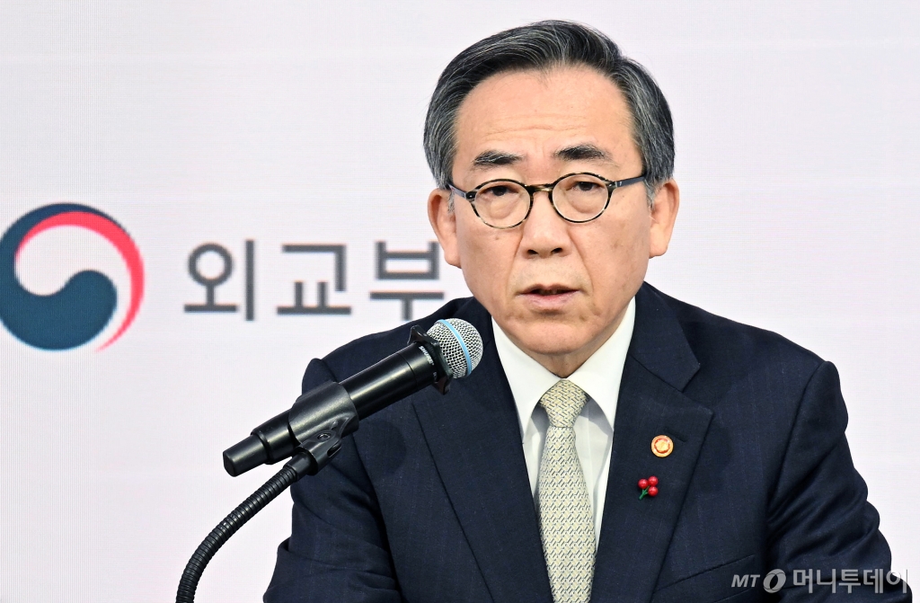 조태열 외교부 장관이 18일 서울 중구 태평로1가 한국프레스센터 코시스센터에서 진행된 외신기자 대상 합동 간담회에서 질의 답변하고 있다. 합동간담회에 참석한 최상목(기재부), 조태열(외교부) 두 장관은 대외 신인도 관리 의지·시장 안정 메시지 전달과 국내 정치 상황과 무관하게 대외정책 기조는 그대로 유지될 것을 외신에 강조했으며, 또한 내년 1월로 다가온 도널드 트럼프 미국 행정부 2기 출범을 앞두고 경제·외교 분야 관련 입장을 전했다. /사진=임한별(머니S)