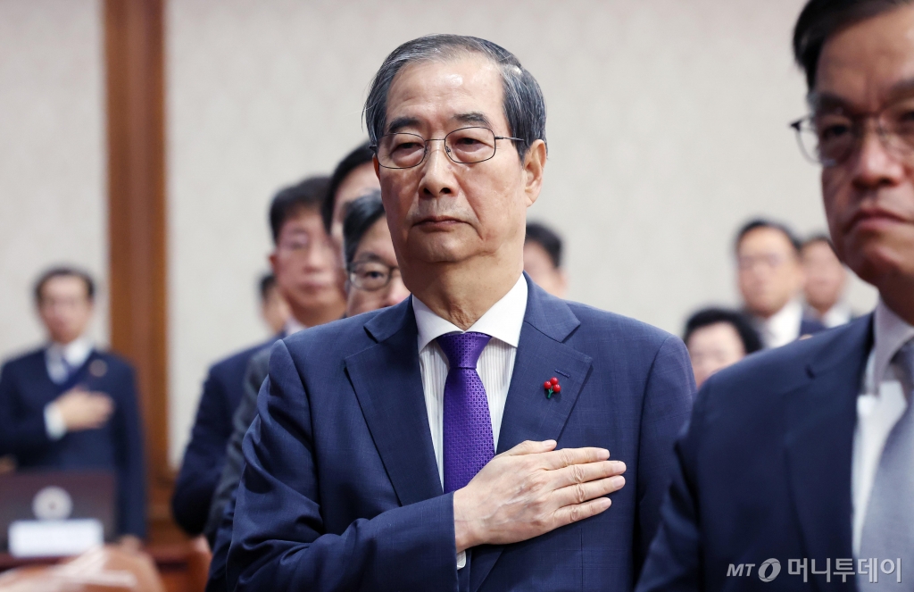 [서울=뉴시스] 조수정 기자 = 한덕수 대통령 권한대행 국무총리가 17일 서울 종로구 정부서울청사에서 열린 국무회의에 앞서 국기에 대한 경례를 하고 있다. 2024.12.17. chocrystal@newsis.com /사진=조수정