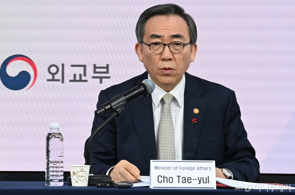 조태열 외교부 장관이 18일 서울 중구 태평로1가 한국프레스센터 코시스센터에서 진행된 외신기자 대상 합동 간담회에서 질의 답변하고 있다. 합동간담회에 참석한 최상목(기재부), 조태열(외교부) 두 장관은 대외 신인도 관리 의지·시장 안정 메시지 전달과 국내 정치 상황과 무관하게 대외정책 기조는 그대로 유지될 것을 외신에 강조했으며, 또한 내년 1월로 다가온 도널드 트럼프 미국 행정부 2기 출범을 앞두고 경제·외교 분야 관련 입장을 전했다. /사진=임한별(머니S)