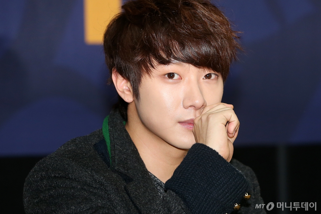 성매매 혐의로 고발당했지만 경찰에서 불송치 결정을 받은 아이돌밴드 FT아일랜드 최민환이 성매매한 사실이 없다고 해명하고 나섰다. 이번 논란을 촉발한 유흥업소 실장과 통화 녹취록에 대해서도 '이해 못할 게 없다'는 취지로 주장했다. /사진=최부석 기자 my2eye@