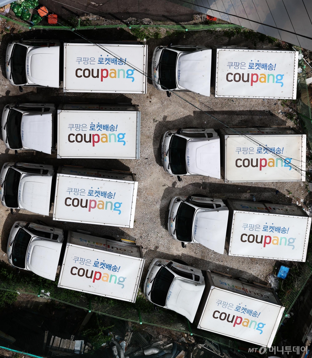 [쿠팡이 공정거래위원회로부터 1400억원의 과징금을 부과받은 직후 로켓배송 서비스 중단 가능성을 밝혔다. 17일 서울 시내의 한 쿠팡 물류센터에 주차된 차량 모습. /사진제공=뉴시스