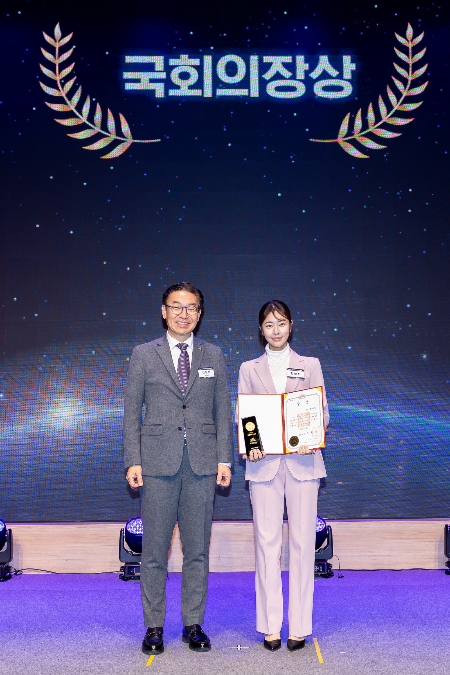 황민지 이너마음 대표가 '2024생활발명코리아'에서 국회의장상을 받고 기념 촬영 중이다/사진제공=이너마음