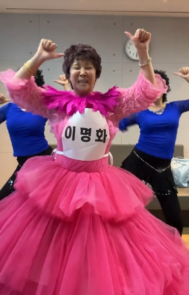 랄랄이 MBC 음악중심 대기실에서 동영상을 촬영해 올렸다./사진=랄랄 틱톡 계정