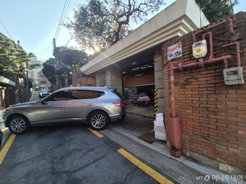 19일 오전 서울 강남구 역삼동 소재 '건진법사' 전성배씨의 법당으로 알려진 단독주택에서 차량 1대가 빠져나갔다. /사진=이찬종 기자