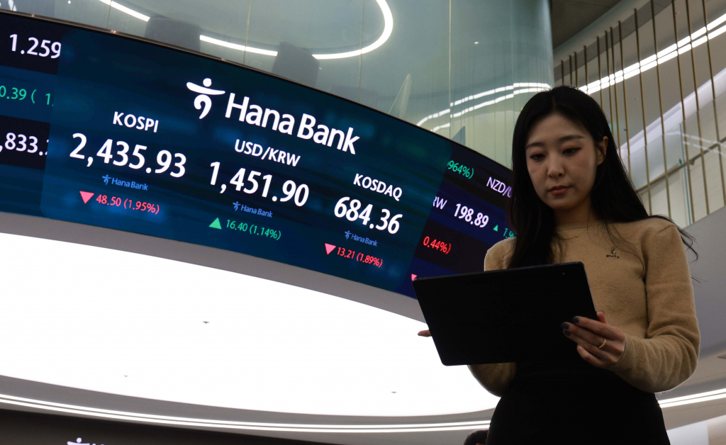 [서울=뉴시스] 고범준 기자 = 코스피가 전 거래일(2484.43)보다 48.50포인트(1.95%) 내린 2435.93에 장을 마감한 19일 오후 서울 중구 하나은행 딜링룸 전광판에 지수가 표시되고 있다.  코스닥지수는 전 거래일(697.57)보다 13.21포인트(1.89%) 하락한 684.36에 , 원·달러 환율은 전 거래일(1435.5원)보다 16.4원 오른 1451.90원에 마감했다. 2024.12.19. bjko@newsis.com /사진=고범준