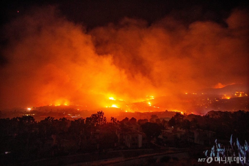 (말리부 로이터=뉴스1) 김지완 기자 = 10일(현지시간) 미국 캘리포니아주 말리부에서 발생한 산불 '프랭클린'의 모습. 2024.12.10  ⓒ 로이터=뉴스1  Copyright © 뉴스1. All rights reserved. 무단 전재 및 재배포,  AI학습 이용 금지. /사진=(말리부 로이터=뉴스1) 김지완 기자