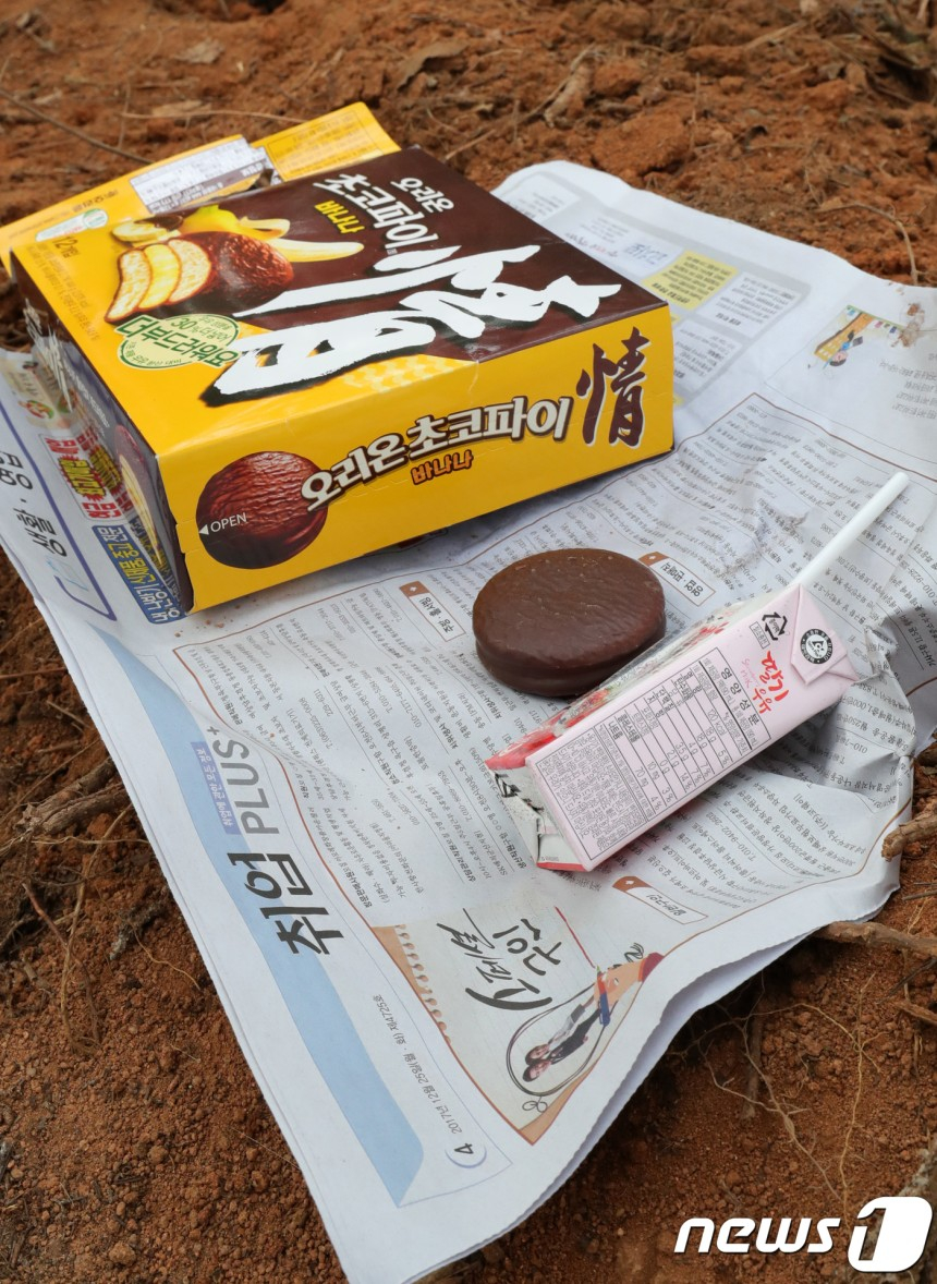 고준희양 사체 유기장소인 군산시 내초동 한 야산에 인근 주민이 가져온 간식이 놓여 있다. /사진=뉴스1