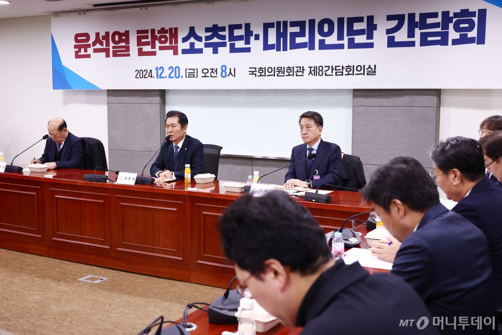 (서울=뉴스1) 김민지 기자 = 윤석열 대통령 탄핵소추위원단장인 정청래 법사위원장이 20일 오전 서울 여의도 국회의원회관에서 열린 윤석열 탄핵소추단·대리인단 간담회에서 모두 발언을 하고 있다. 2024.12.20/뉴스1  Copyright © 뉴스1. All rights reserved. 무단 전재 및 재배포,  AI학습 이용 금지. /사진=(서울=뉴스1) 김민지 기자