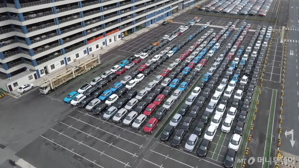 중국 한 완성차 생산공장에서 완성된 차량들이 출고를 기다리고 있다. /사진=신화통신