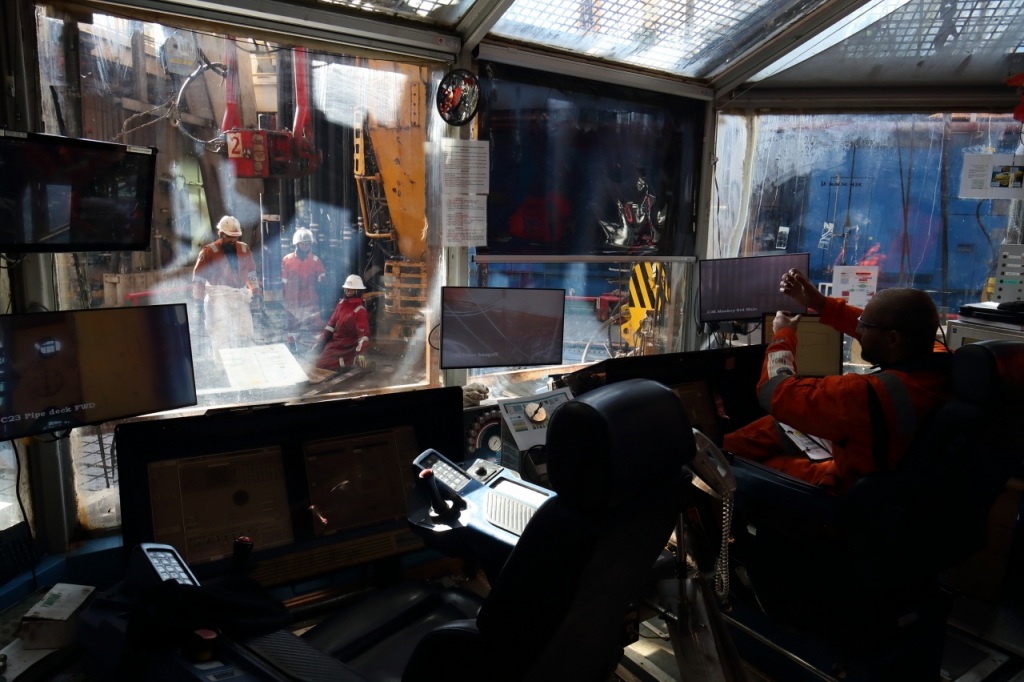 한국석유공사가 20일 포항 앞바다에서 약 40km 떨어진 대왕고래 구조에서 탐사시추에 돌입했다고 밝혔다. 사진은 시추작업 감독이 굴착장비 연결작업을 지시하는 모습. 2024.12.20. /사진제공=한국석유공사