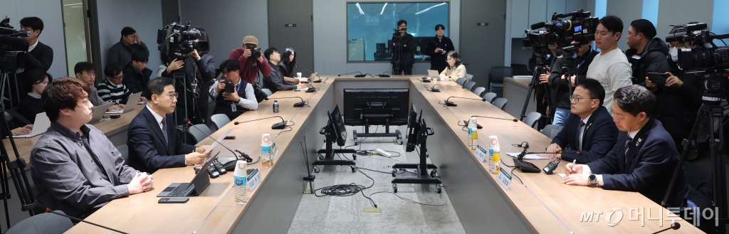 지난 19일 오후 서울 용산구 대한의사협회에서 열린 '국회-대한의사협회·대한전공의협의회 간담회' 모습./사진=[서울=뉴시스] 김금보 기자