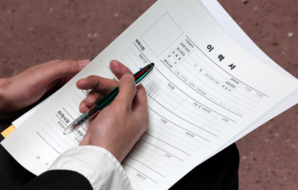 2024 서울시 일자리 박람회 '잡(JOB)다(多)'에서 한 구직자가 빈 이력서를 들고 채용 상담을 기다리고 있다. /사진=뉴스1