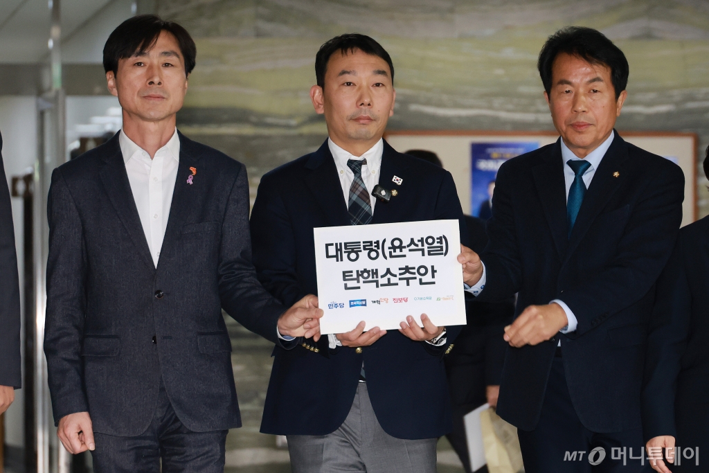 (서울=뉴스1) 김민지 기자 = 야당 의원들이 12일 오후 서울 여의도 국회에서 윤석열 대통령 탄핵 소추안을 제출하기 위해 의안과로 들어서고 있다.   왼쪽부터 한창민 사회민주당 대표, 김용민 더불어민주당 원내수석부대표, 윤종오 진보당 원내대표. (공동취재) 2024.12.12/뉴스1  Copyright © 뉴스1. All rights reserved. 무단 전재 및 재배포,  AI학습 이용 금지. /사진=(서울=뉴스1) 김민지 기자