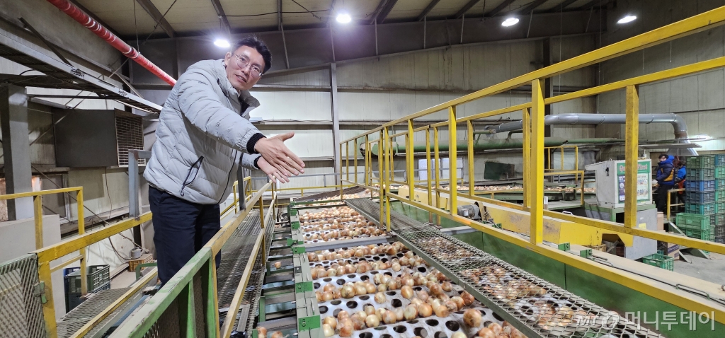 신미네유통사업단 이창종 상무가 APC 자동화시설에 의한 양파 크기별 분류시스템에 대해 이야기 하고 있다. /사진=정혁수