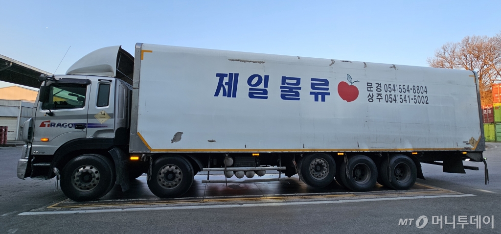 양파를 싣고 온 수송차량이 계근대에서 무게를 측정하고 있다. 해당 정보는 APC 시스템에 자동 입력된다.  /사진=정혁수