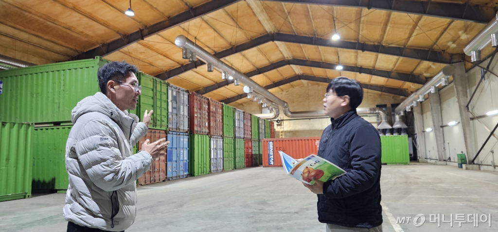 신미네유통사업단 이창종 상무가 농식품부 유통정책과 정성수 사무관에게 양파저장 및 정보화시스템 관리상태에 대해 설명하고 있다. /사진=정혁수