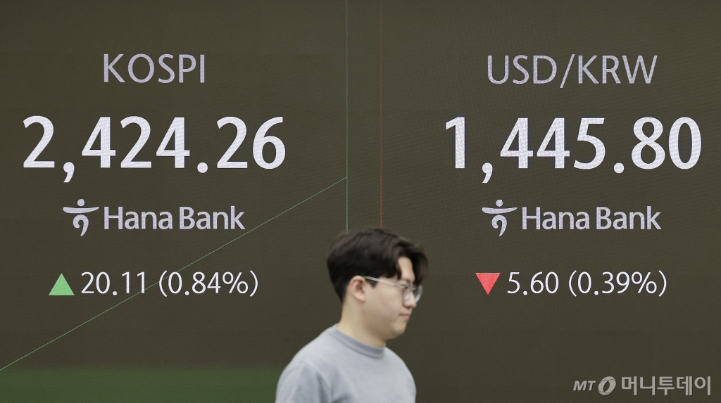 23일 서울 중구 하나은행 딜링룸에서 딜러들이 업무를 보고 있다. /사진=뉴시스