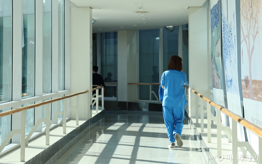  23일 서울의 한 대형병원에서 의료진이 이동하고 있다. 보건복지부가 지난 20일 발표한 2025년도 상반기 레지던트 1년차 모집결과에 따르면, 314명의 지원자 중 181명이 선발되며 절반가량 탈락했다. 지원자의 역량이 기준에 미치지 못하는 경우가 많았다는 설명과 함께 이탈한 전공의 복귀를 고려해 일부러 뽑지 않았을 가능성이 있다는 지적도 나온다. 사진은 기사와 직접적인 관련이 없음./사진=(서울=뉴스1) 구윤성 기자