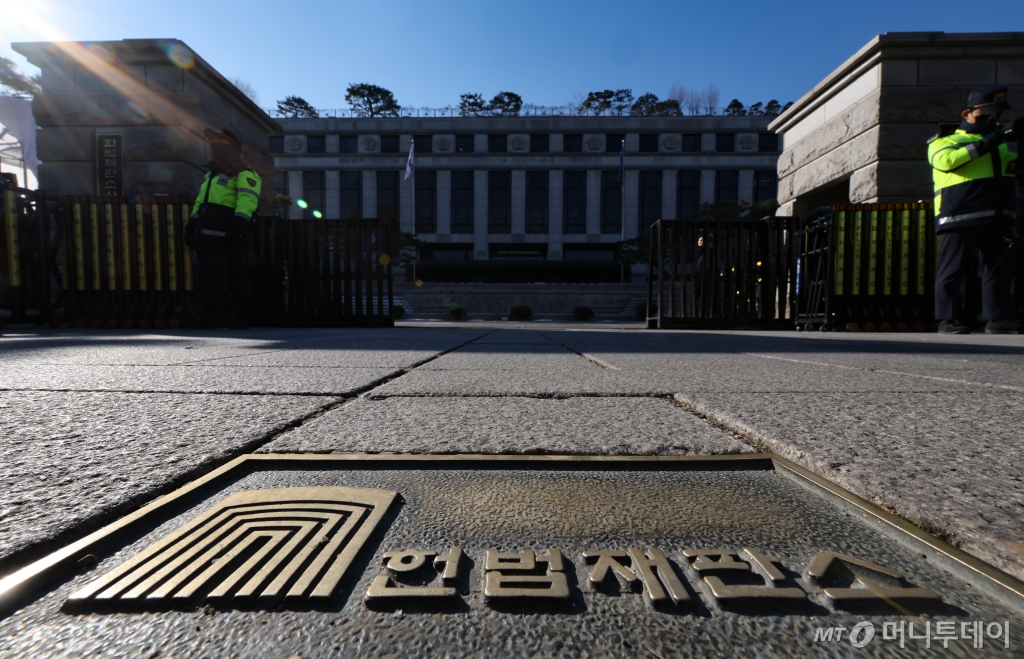 [서울=뉴시스] 황준선 기자 = 23일 서울 종로구 헌법재판소의 모습.   헌법재판소는 이날 윤석열 대통령에게 탄핵심판 관련 서류를 발송송달해 20일부터 효력이 발생했다고 밝히며 오는 27일 변론준비기일을 예정대로 진행한다고 발표했다. 2024.12.23. hwang@newsis.com /사진=황준선