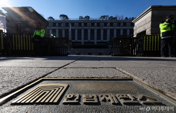 [서울=뉴시스] 황준선 기자 = 23일 서울 종로구 헌법재판소의 모습.   헌법재판소는 이날 윤석열 대통령에게 탄핵심판 관련 서류를 발송송달해 20일부터 효력이 발생했다고 밝히며 오는 27일 변론준비기일을 예정대로 진행한다고 발표했다. 2024.12.23. hwang@newsis.com /사진=황준선