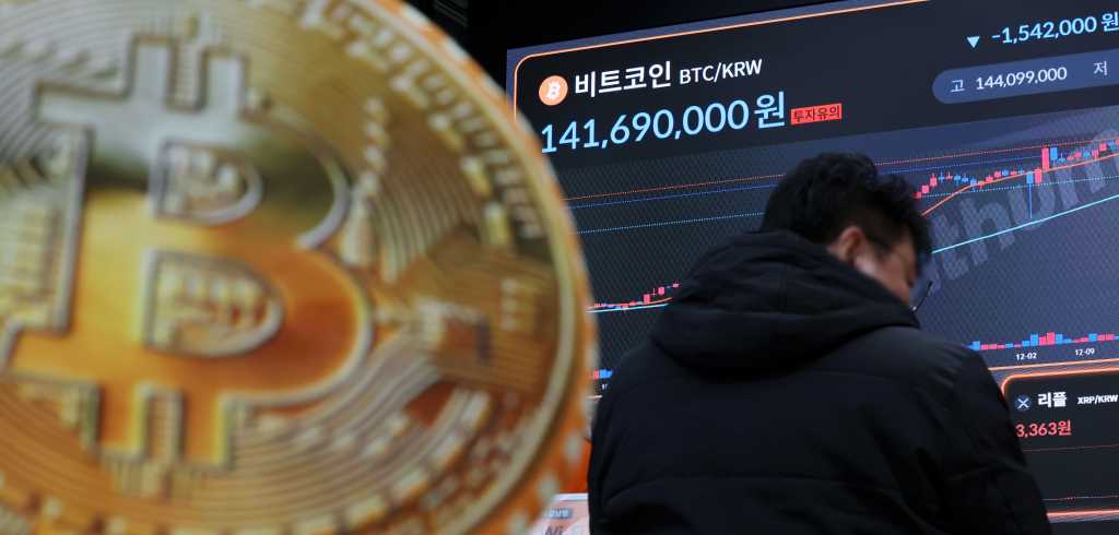 비트코인이 한때 9만2000달러(약 1억3364만원) 대로 떨어지며 약세를 보인 가운데 24일 서울 서초구 빗썸 라운지 강남점 전광판에 비트코인 시세가 표시되고 있다. /사진=뉴시스