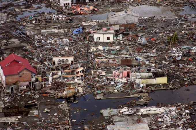 2005년 1월15일 인도네시아 수마트라 서쪽 메울라보흐의 풍경. 2004년 12월26일 남아시아 대지진 이후 파괴된 주택과 어선의 모습이 담겼다./AFPBBNews=뉴스1